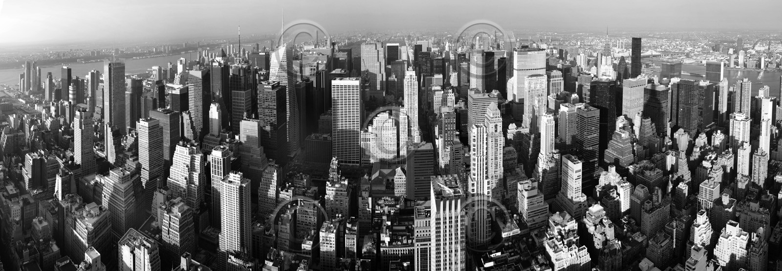 BUILDING SUR  NEW YORK CITY MANHATTAN  New york photo noir et blanc avec titreFORMAT DISPONIBLE  33X95  20X60CMpas de telechargement disponible.A chaque format correspond une éditions limitée spécifique .© collection P GUZIKA titre indicatif suivant la finition, tarif encadré vente direct:150 x 52 cm 180€   non disponible33   x 95 cm   99€   20   x 60 cm   39€   disponible en  30 X10 cm  sur stand en vente directDISPONIBLE SUIVANT STOCK -  CRÉATION JOURNALIERE  -