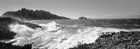 LE CHEMIN DES GOUDES  MISTRAL CALANQUE DU  TROU NOIR ET BLANC MARSEILLE  ,plein formatFORMAT DISPONIBLE  150X52cm  33X95cm  20X60cm Pas de telechargement disponible.A chaque format correspond une éditions limitée spécifique .© collection P GUZIK