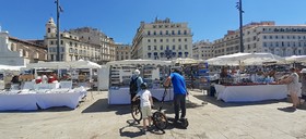 LE MARCHE D'ETE SUR LE VIEUX PORTE DE MARSEILLE