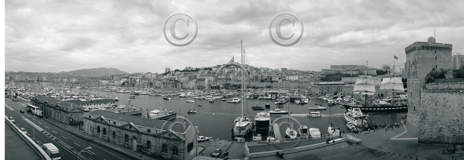 MARSEILLE LE BELLEM ENTRANT DANS LE VIEUX PORT NOIR ET BLANC FORMAT 33 x 95cmTarif  sur stand et marché  25€