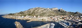 CALANQUE LE PORT DES GOUDESCalanques Provence MarseilleFORMAT DISPONIBLE  150X52cm  33X95cm ( et 20X60cm en vente direct uniquement )pas de telechargement disponible.A chaque format correspond une éditions limitée spécifique .© collection P GUZIKA titre indicatif suivant la finition, tarif encadré vente direct:150 x 52 cm 180€33   x 95 cm   120€20   x 60 cm   42€DISPONIBLE SUIVANT STOCK -  CRÉATION JOURNALIÉRE  -