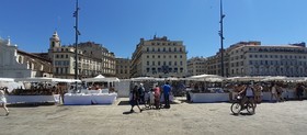 MARCHE D'ETE SUR LE VIEUX PORT