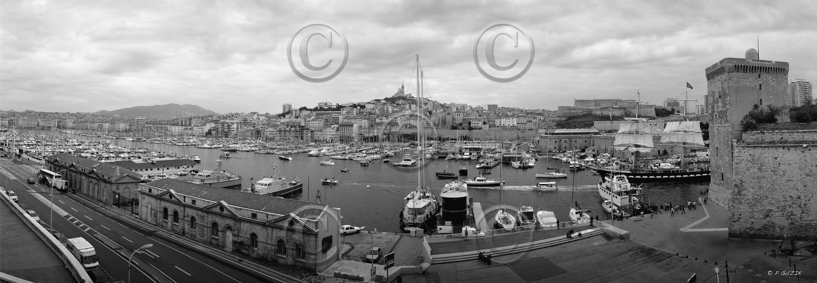 BELLEM ENTRANT DANS LE VIEUX PORT DE MARSEILLE NOIR ET BLANC , plein formatFORMAT DISPONIBLE  150X52cm  33X95cm  20X60cm Telechargement disponible.A chaque format correspond une éditions limitée spécifique .© collection P GUZIK
