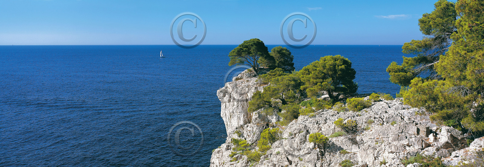 LA POINTE CACAO une petite langue de calcaire ,la  pointe Cacau (prononcer Cacaou Bout de Port-Miou et de Port-Pin)Calanques Provence MarseilleFORMAT DISPONIBLE   33X95cm ( et 20X60cm en vente direct uniquement )pas de telechargement disponible.A chaque format correspond une éditions limitée spécifique .© collection P GUZIKA titre indicatif suivant la finition, tarif encadré vente direct:33   x 95 cm   99€20   x 60 cm   39€disponible en  30 X10 cm  sur stand en vente directDISPONIBLE SUIVANT STOCK -  CRÉATION JOURNALIERE  -