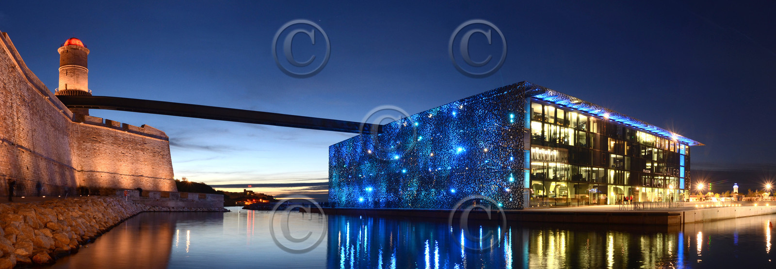 © Mucem   Architectes Rudy Ricciotti et Roland Carta - Mise en lumière : Yann Ke - photo Guzik PatrickŒuvre protégée au titre du droit d'auteur - Exploitation nécessitant une autorisation spéciale.