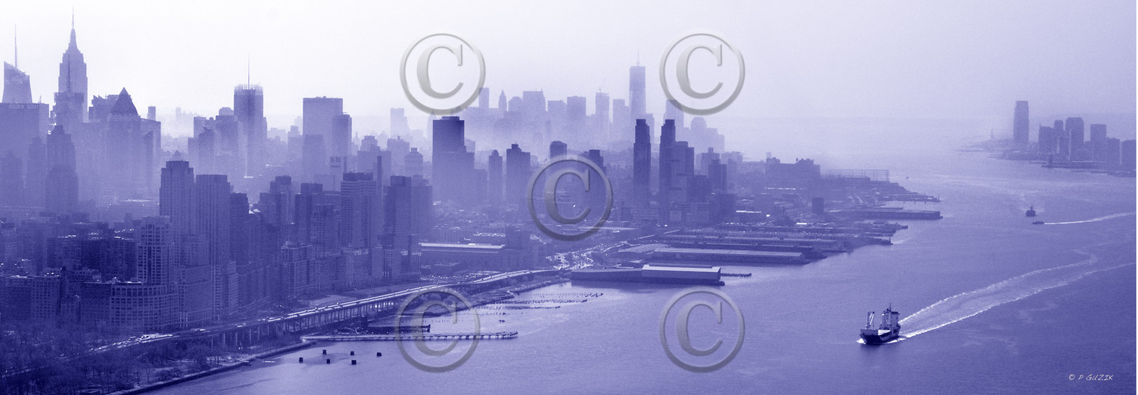 BUILDING SUR  NEW YORK CITY MANHATTAN  New york photo blue FORMAT DISPONIBLE  33X95  20X60CMpas de telechargement disponible.A chaque format correspond une éditions limitée spécifique .© collection P GUZIKA titre indicatif suivant la finition, tarif encadré vente direct:150 x 52 cm 180€   non disponible33   x 95 cm   99€   20   x 60 cm   39€   disponible en  30 X10 cm  sur stand en vente directDISPONIBLE SUIVANT STOCK -  CRÉATION JOURNALIERE  -