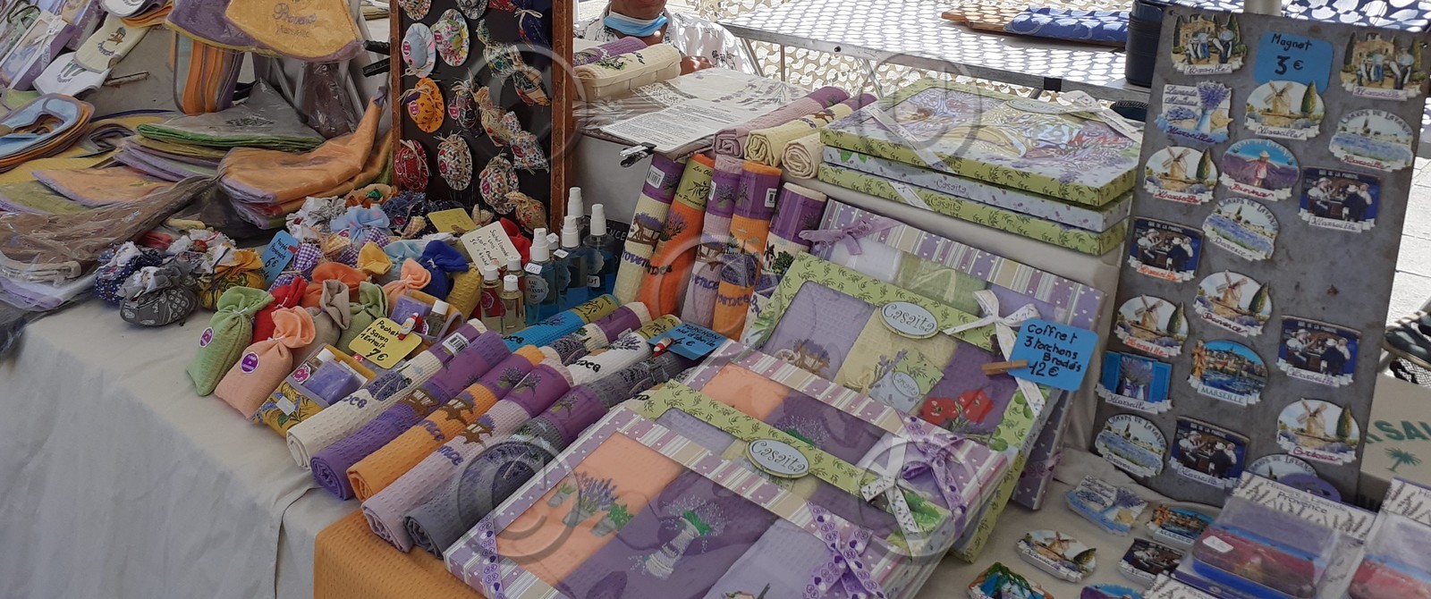 MARCHE D'ETE SUR LE VIEUX PORT