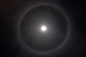arc en ciel de lune , avec les étoiles .....
