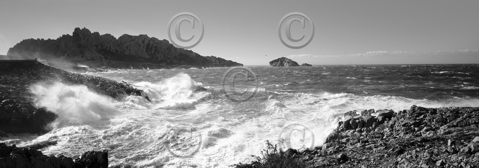 LE CHEMIN DES GOUDES  MISTRAL CALANQUE DU  TROU NOIR ET BLANC MARSEILLE  ,plein formatFORMAT DISPONIBLE  150X52cm  33X95cm  20X60cm Pas de telechargement disponible.A chaque format correspond une éditions limitée spécifique .© collection P GUZIK