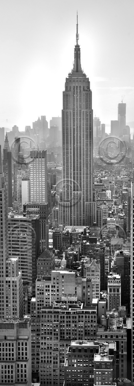 NEW YORK CITY  MANHATTAN VERTICAL EMPIRE STATE BUILDINDNew York photo panoramique noir et blanc VERTICALFORMAT DISPONIBLE   33X95cm ( et 20X60cm en vente direct uniquement )pas de telechargement disponible.A chaque format correspond une éditions limitée spécifique .© collection P GUZIKA titre indicatif suivant la finition, tarif encadré vente direct:150 x 52 cm 180€ non disponible33   x 95 cm   99€20   x 60 cm   39€disponible en  30 X10 cm  sur stand en vente directDISPONIBLE SUIVANT STOCK -  CRÉATION JOURNALIERE  -
