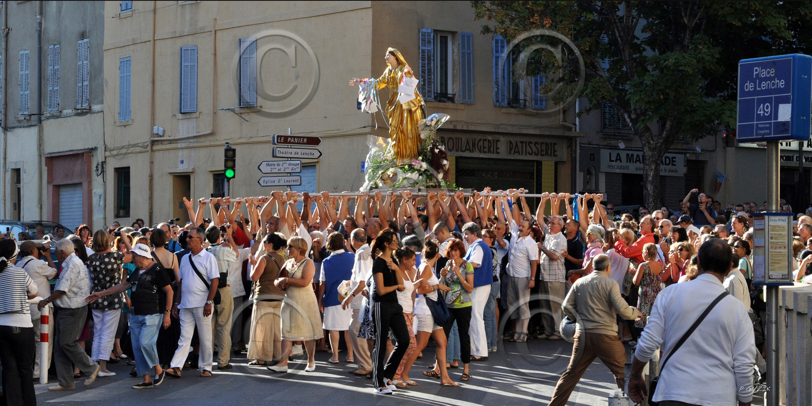 ref-700-50x100-vierge-procession-marseille-panier-livre-dsc_1288.jpg