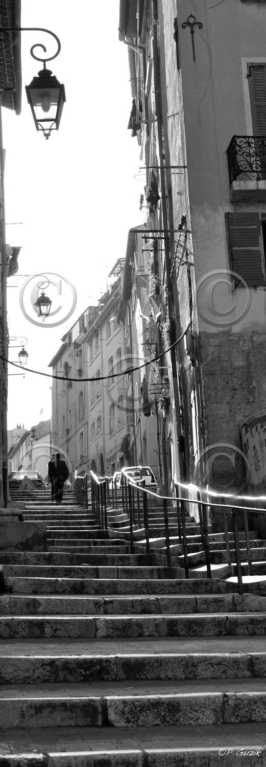 LE PANIER MARSEILLE  MONTÉE DES ACCOULES NOIR ET BLANC VERTICAL , plein formatFORMAT DISPONIBLE   33X95cm  20X60cm Pas de telechargement disponible.A chaque format correspond une éditions limitée spécifique .© collection P GUZIK