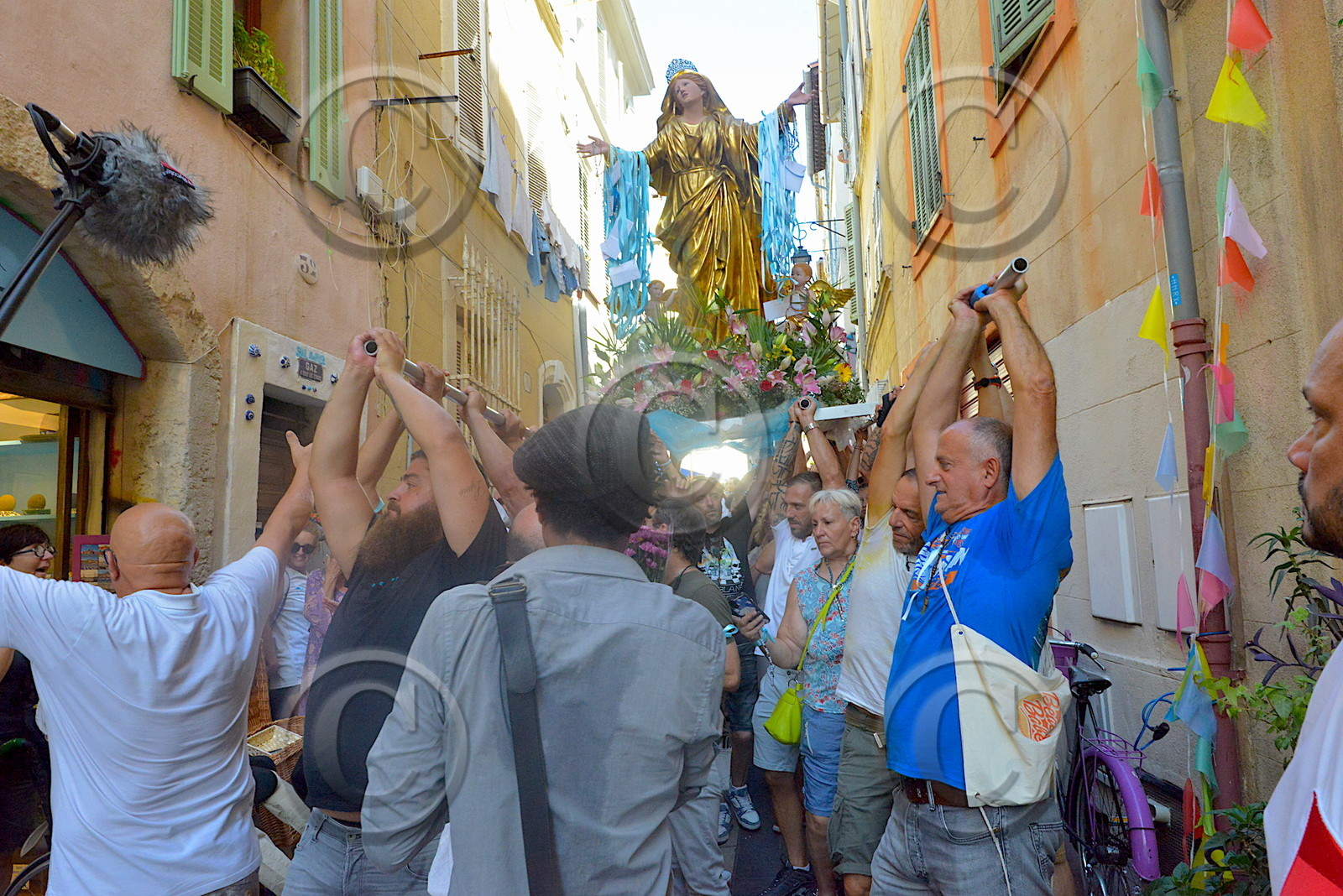Procession de la vierge , dans les rues du quartier du panier à Marseille