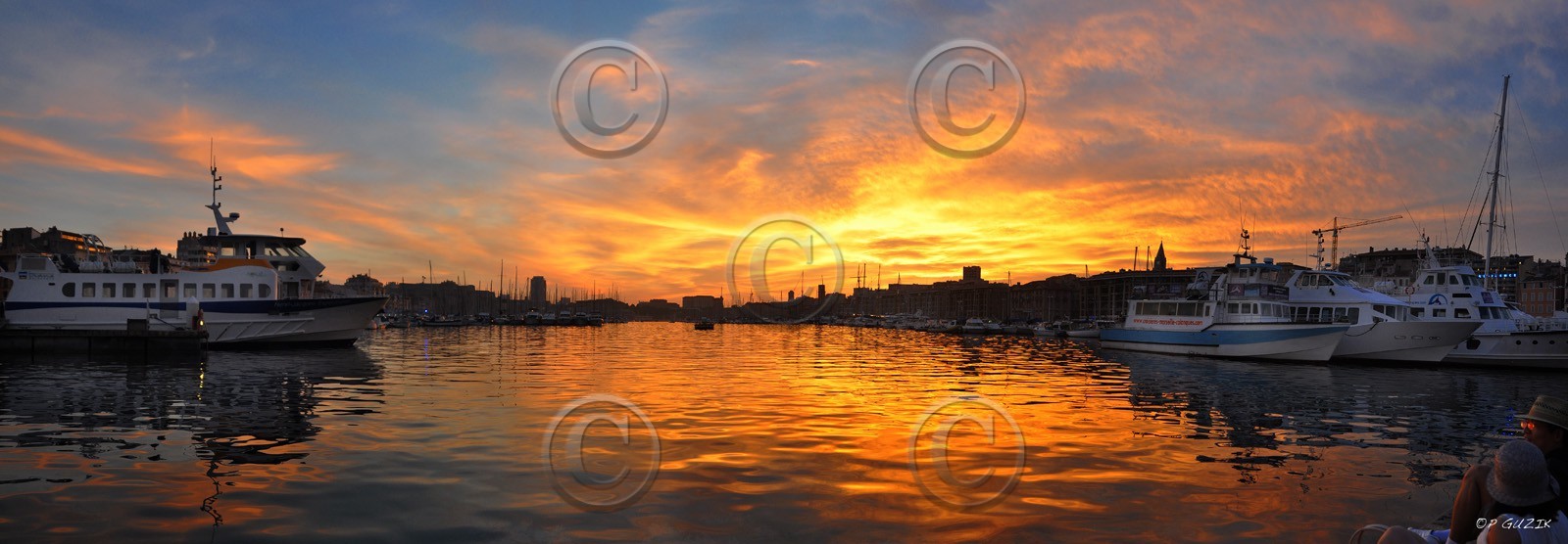 ref-150_32-marseille-vieux-port-lumiere-soir-ete-soir-couche-sur-vieux-port-marseille-avec-couple-a-droite-150x52-.jpg