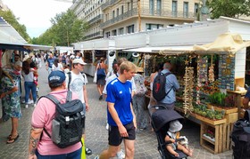 À MARSEILLE,  MARCHÉ D'ÉTÉ SUR LA CANEBIÉRE ,   TOUS LES JOURS  JUILLET & AOUT  2024  DE 11H À 23H