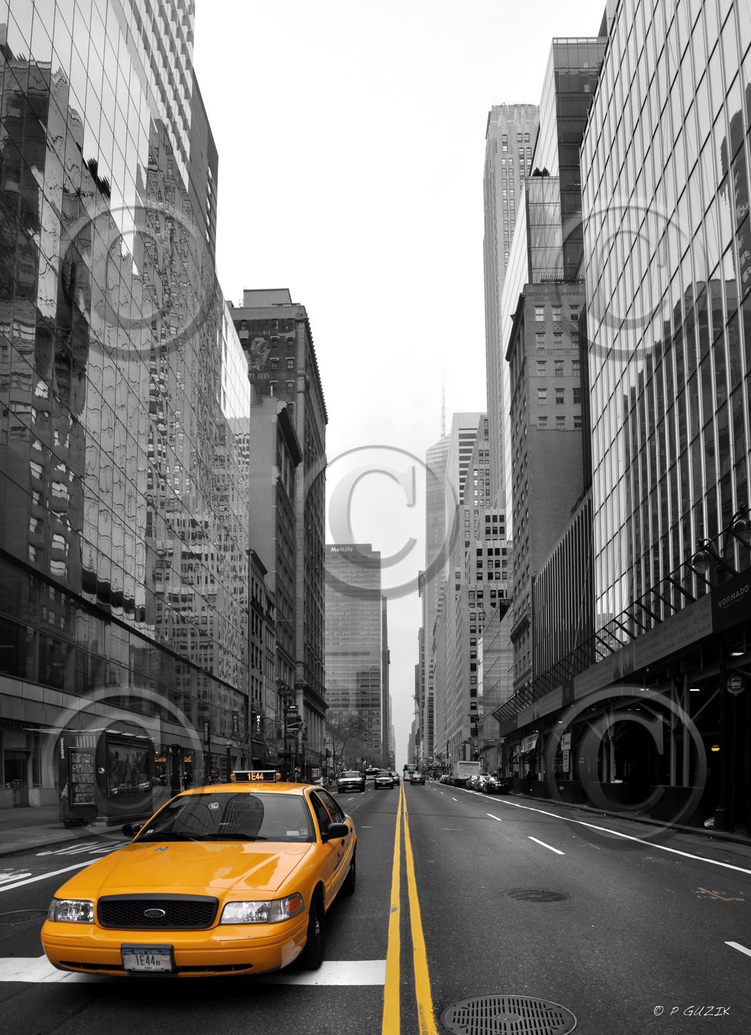 NEW YORK CITY  MANHATTAN ,hommage  breakfast at tiffany'sNew york photo  noir & couleur FORMAT DISPONIBLE   30X40cm 50X70cmpas de telechargement disponible.A chaque format correspond une éditions limitée spécifique .© collection P GUZIKA titre indicatif suivant la finition, tarif encadré vente direct:150 x 52 cm 180€ non disponible33   x 95 cm   99€ non disponible20   x 60 cm   39€ non disponibledisponible en  30 X10 cm  sur stand en vente directDISPONIBLE SUIVANT STOCK -  CRÉATION JOURNALIERE  -