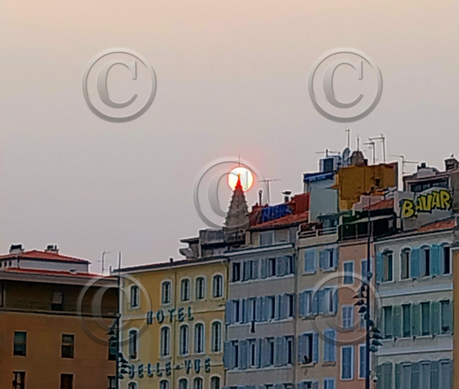 Fumées du Canada sur Marseille