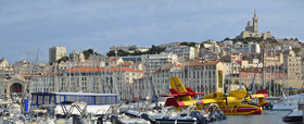 ref1042-marseille-canadair-vieux-port-criee.psd.jpg