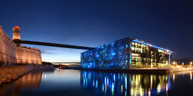 © Mucem   Architectes Rudy Ricciotti et Roland Carta - Mise en lumière : Yann Ke - photo Guzik PatrickŒuvre protégée au titre du droit d'auteur - Exploitation nécessitant une autorisation spéciale.