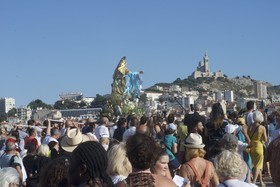 Procession de la vierge , dans les rues du quartier du panier à Marseille