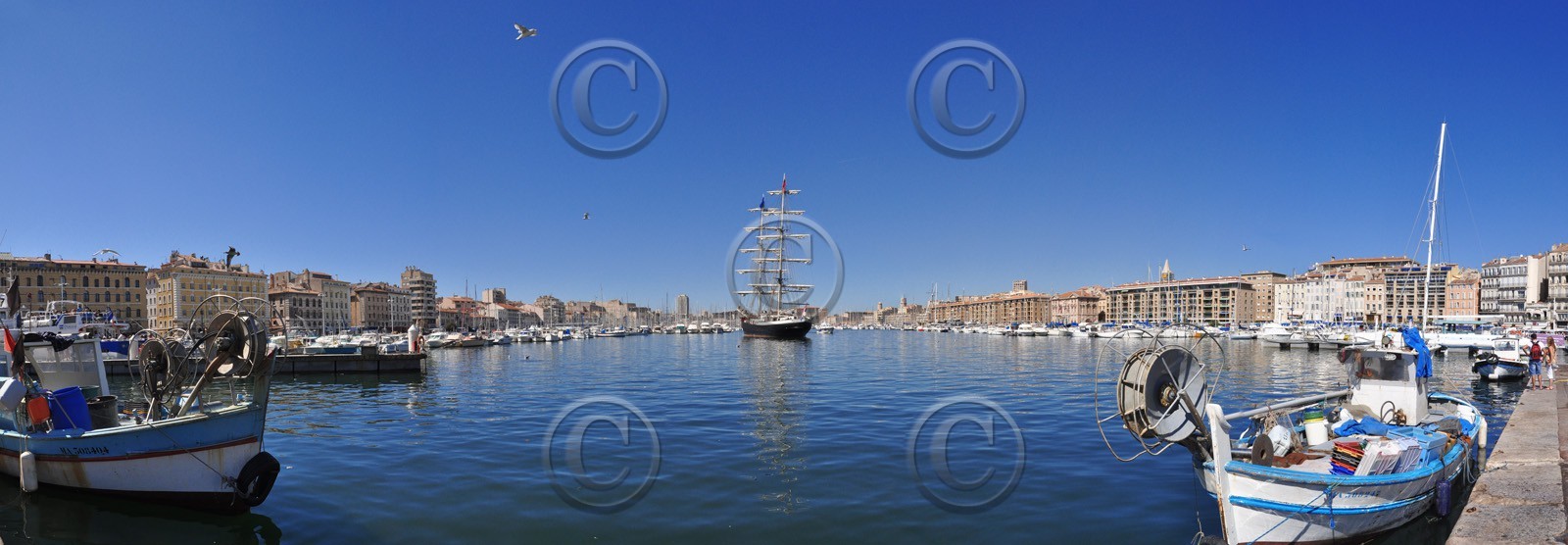 MARSEILLE VIEUX PORT VOILIER VIEUX GREEMENT  JOUR QUAI DES BELGES  plein formatMarseille Provence photo panoramique couleurFORMAT DISPONIBLE  150X52cm  33X95cm ( et 20X60cm en vente direct uniquement )pas de telechargement disponible.A chaque format correspond une éditions limitée spécifique .© collection P GUZIKA titre indicatif suivant la finition, tarif encadré vente direct:150 x 52 cm 180€33   x 95 cm   99€20   x 60 cm   39€disponible en  30 X10 cm  sur stand en vente directDISPONIBLE SUIVANT STOCK -  CRÉATION JOURNALIERE  -