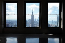 FENETRE SUR  NEW YORK CITY  MANHATTAN New york photo  couleur FORMAT DISPONIBLE 60X90CM & 50X75CMpas de telechargement disponible.A chaque format correspond une éditions limitée spécifique .© collection P GUZIKA titre indicatif suivant la finition, tarif encadré vente direct:150 x 52 cm 180€  non disponible33   x 95 cm   99€  non disponible20   x 60 cm   39€  non disponibledisponible en  30 X10 cm  sur stand en vente directDISPONIBLE SUIVANT STOCK -  CRÉATION JOURNALIERE  -