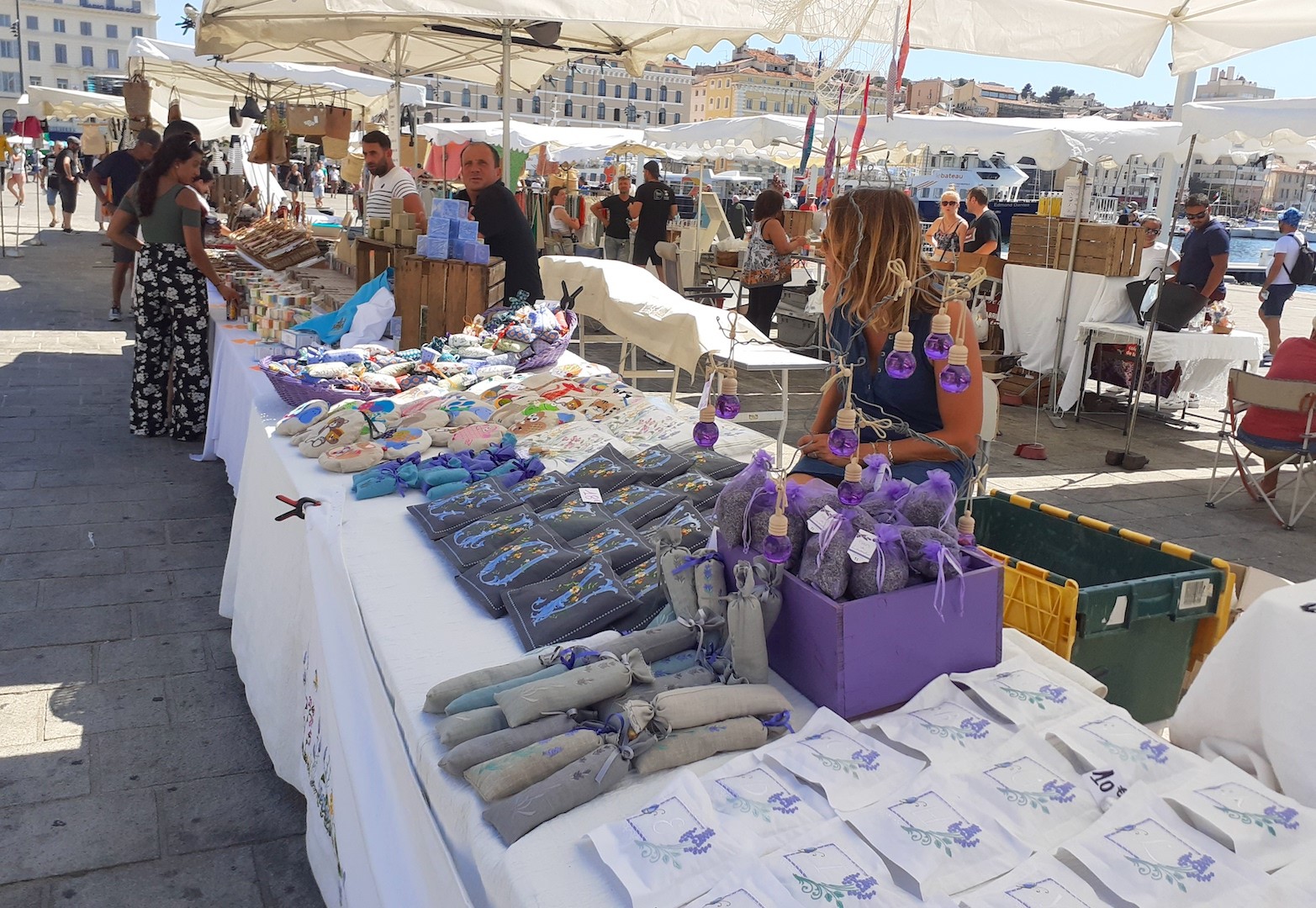 LE MARCHE D'ETE SUR LE VIEUX PORTE DE MARSEILLE