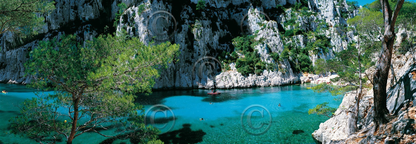 CALANQUE EN VAU KAYAKCalanques Provence MarseilleFORMAT DISPONIBLE  150X52cm  33X95cm ( et 20X60cm en vente direct uniquement )pas de telechargement disponible.A chaque format correspond une éditions limitée spécifique .© collection P GUZIKA titre indicatif suivant la finition, tarif encadré vente direct:150 x 52 cm 180€33   x 95 cm   99€20   x 60 cm   39€disponible en  30 X10 cm  sur stand en vente directDISPONIBLE SUIVANT STOCK -  CRÉATION JOURNALIERE  -
