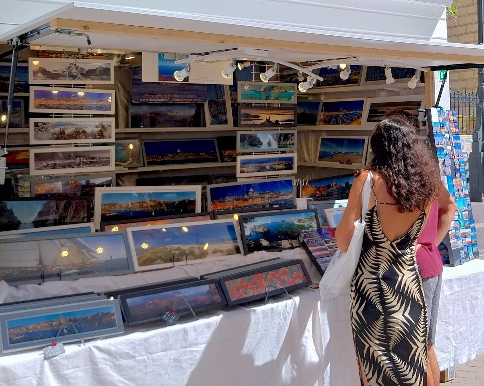 LE CABANON DU PHOTOGRAPHE SUR  LE MARCHÉ D'ÉTÉ 2024  À MARSEILLE EN BAS DE LA CANEBIÉRE,