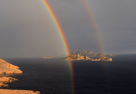 ARC EN CIEL  DANS LES CALANQUES