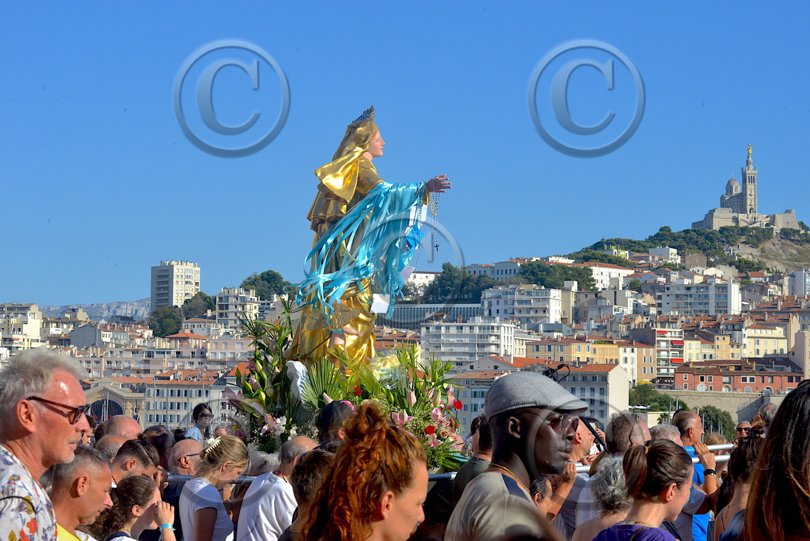 Procession de la vierge , dans les rues du quartier du panier à Marseille
