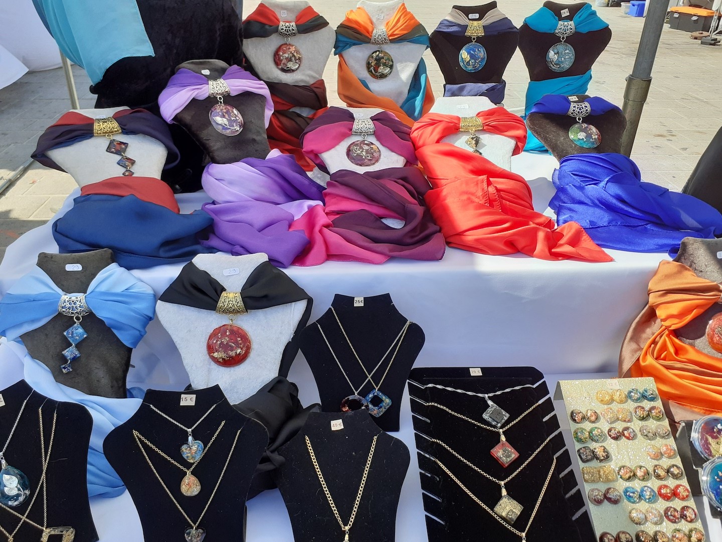 LE MARCHE D'ETE SUR LE VIEUX PORTE DE MARSEILLE