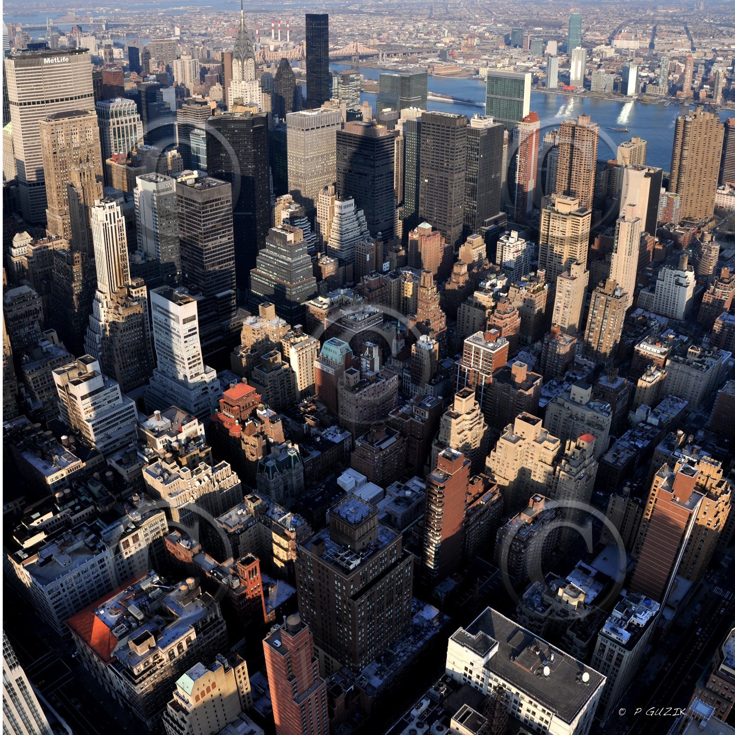 OMBRE DE L'EMPIRE STATE BUILDING SUR  NEW YORK CITY MANHATTAN  New york photo noir et blanc avec titreFORMAT DISPONIBLE  50 X 50 cmpas de telechargement disponible.A chaque format correspond une éditions limitée spécifique .© collection P GUZIKA titre indicatif suivant la finition, tarif encadré vente direct:150 x 52 cm 180€   non disponible33   x 95 cm   99€   non disponible20   x 60 cm   39€   non disponibledisponible en  30 X10 cm  sur stand en vente directDISPONIBLE SUIVANT STOCK -  CRÉATION JOURNALIERE  -