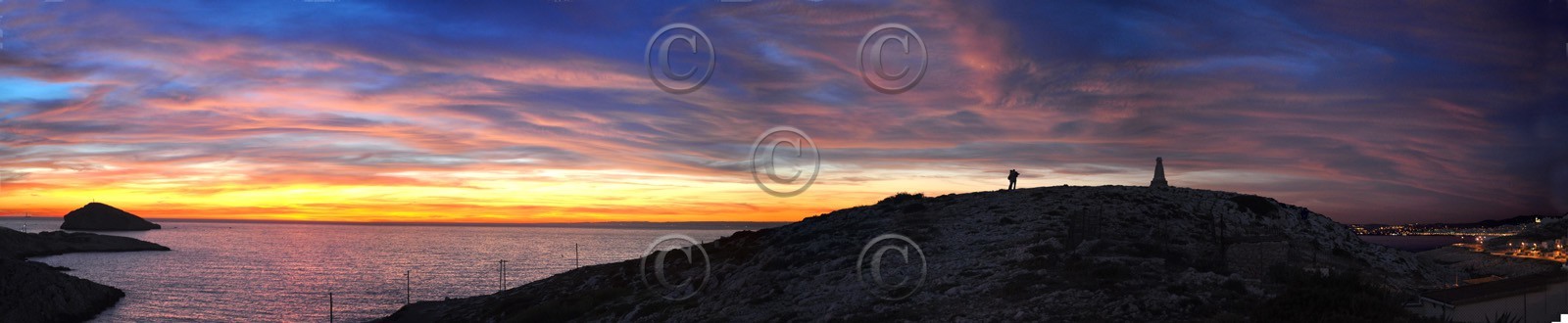 ref-150_34-calanque-marseille-les-goudes-avec-couple-ciel-rouge-et-notre-dame-150x30-2.jpg
